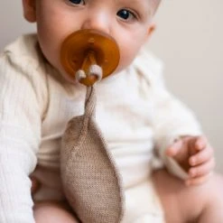 Hvid Merino Wool Titi Soother Holder - Sand