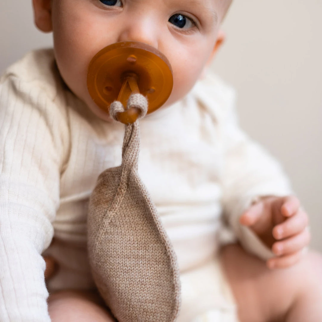 Hvid Merino Wool Titi Soother Holder - Sand