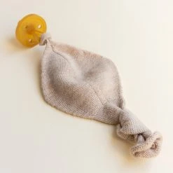 Hvid Merino Wool Titi Soother Holder - Sand