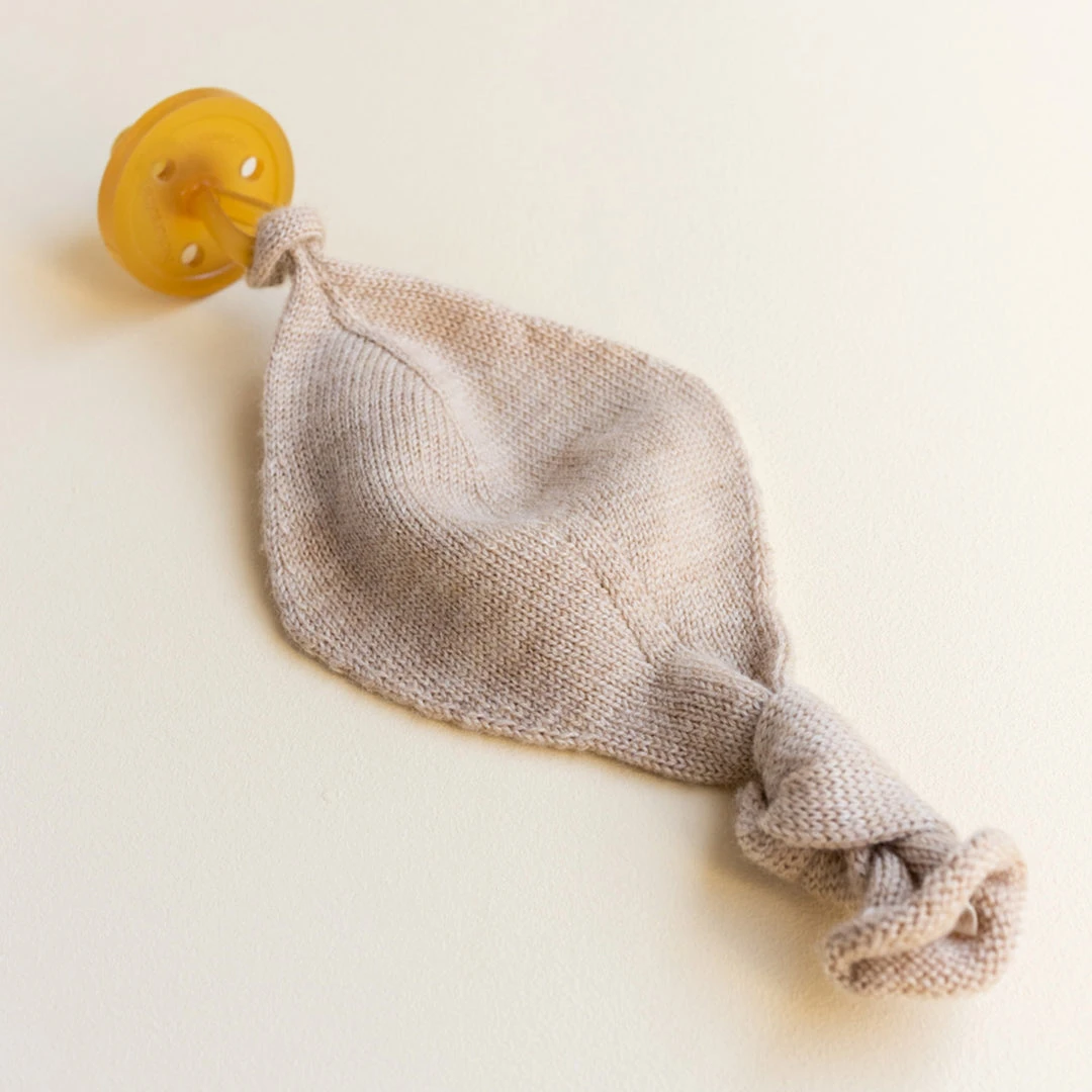 Hvid Merino Wool Titi Soother Holder - Sand
