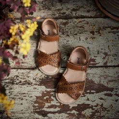 Petit Nord Crossover Scallop Windmill Sandals - Cognac